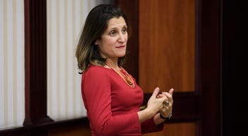 La candidata liberal Chrystia Freeland propone ajustar los niveles de inmigración en función de la disponibilidad de vivienda para hacer frente a la crisis de asequibilidad en Canadá.