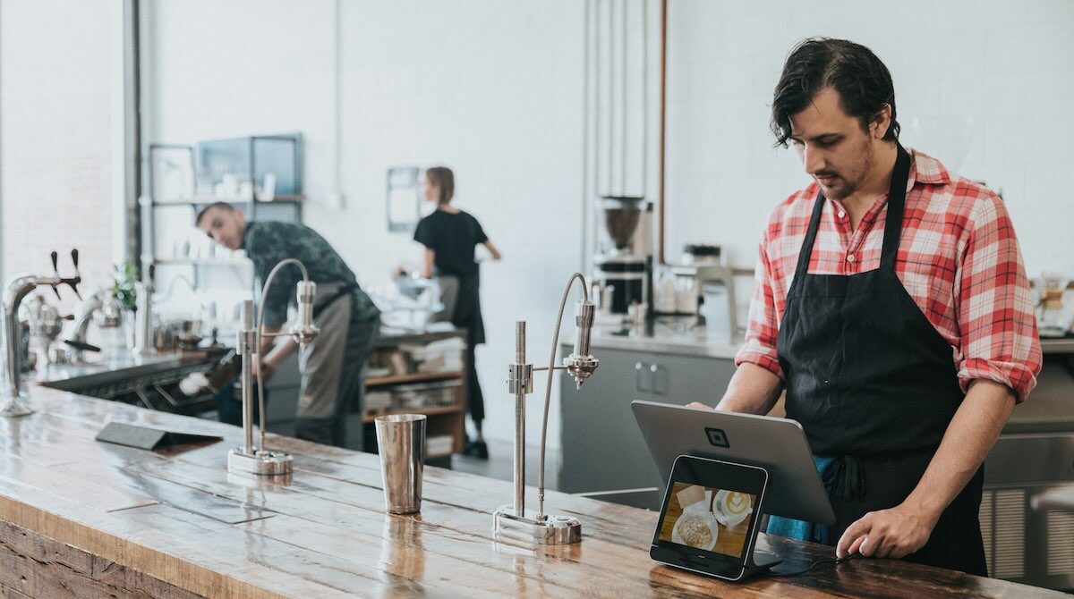 Le Québec durcit les règles de l'EIMT en étendant les restrictions sur les emplois à bas salaires à Montréal et à Laval. Découvrez l'impact de cette mesure sur les travailleurs et les employeurs. 